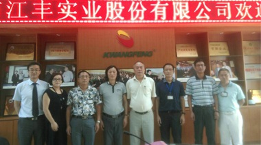 在香港，銷(xiāo)售每三只冰鮮雞就有兩只是江豐出品，但中國(guó)大陸的市場(chǎng)更大，這次找中擂合作就是要打開(kāi)家門(mén)口的市場(chǎng)。中擂團(tuán)隊(duì)開(kāi)局便簽約虎艷芬作江豐代言，我們對(duì)接下來(lái)的合作充滿(mǎn)信心。